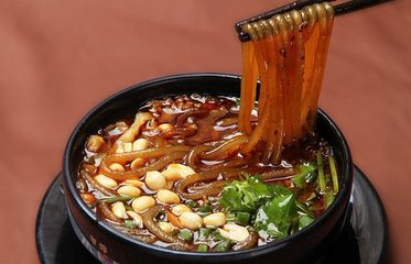 成都小吃肥腸粉搭配“鍋盔”，一個鍋盔3兩肉！