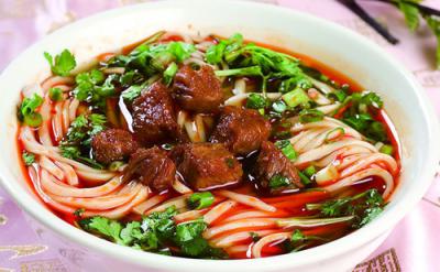 成都美食小吃擔擔面，鹵汁酥香，咸鮮微辣