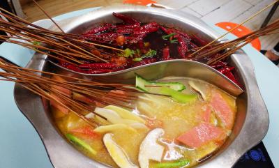 四川餐飲技術(shù)培訓(xùn)學(xué)校，哪里學(xué)習(xí)正宗串串香技術(shù)培訓(xùn)？